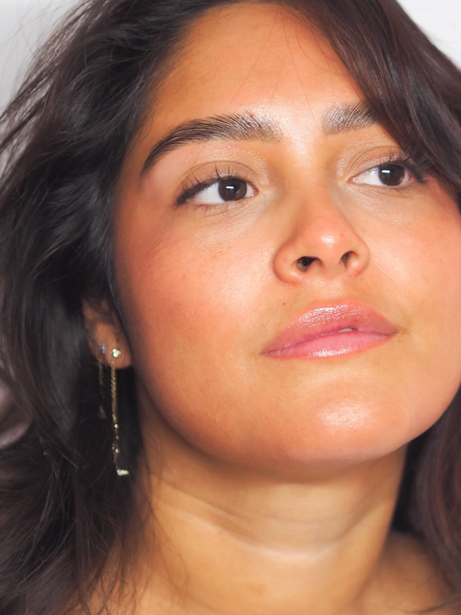 Regard de face, sourcils naturels et denses