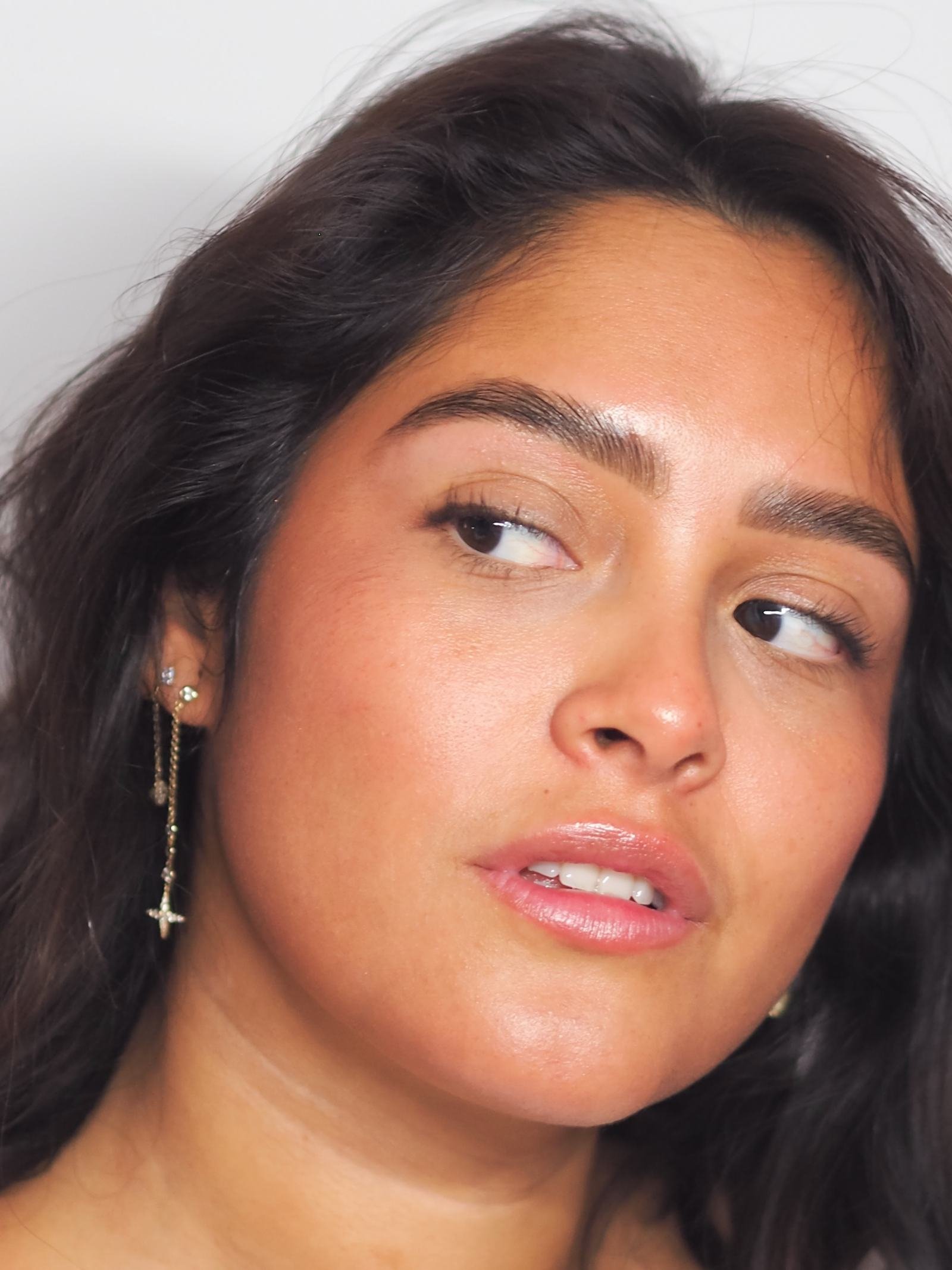 Visage de trois quarts, sourcils naturels et bien dessinés