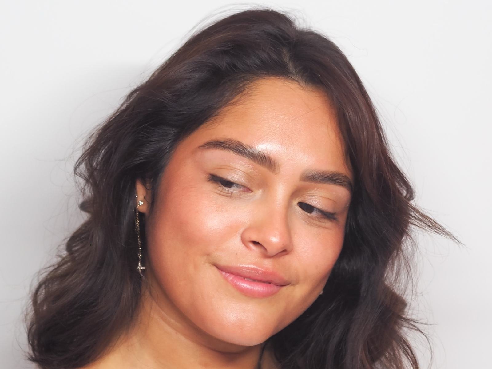 Visage souriant, tête légèrement inclinée, lumière naturelle